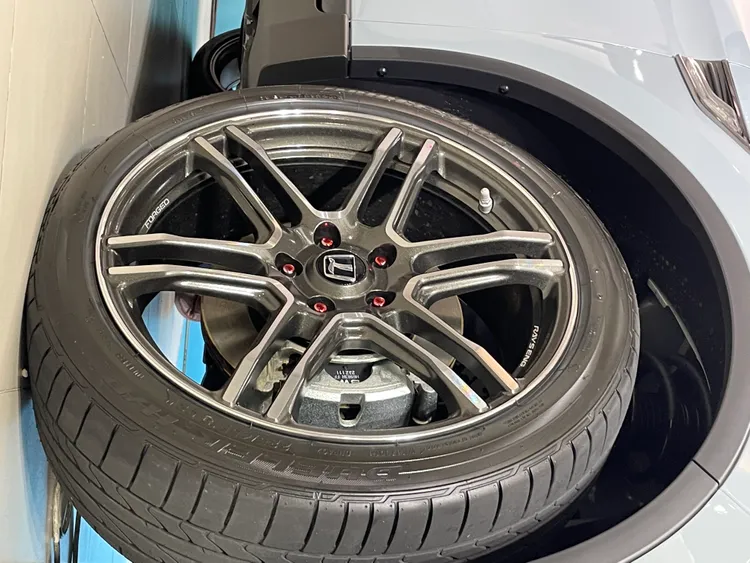 上市期間限量推出100台的「U6 NEO RAYS勁階版」，標配專屬RAYS 19吋鍛造鋁圈。林浩昇攝