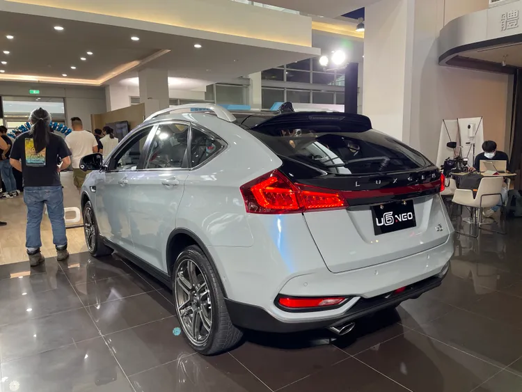 U6 NEO車尾延續過往設計風格，外觀則增加星曜灰(圖)、品味藍全新車色。林浩昇攝
