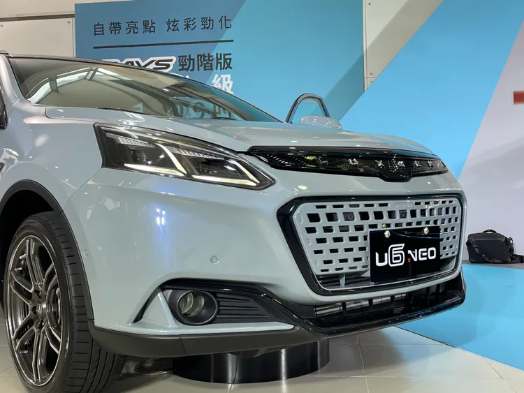 全新家族設計語彙，包含了純粹亮點懸浮式水箱護罩，以及全新薄型雙箭式LED頭燈。林浩昇攝