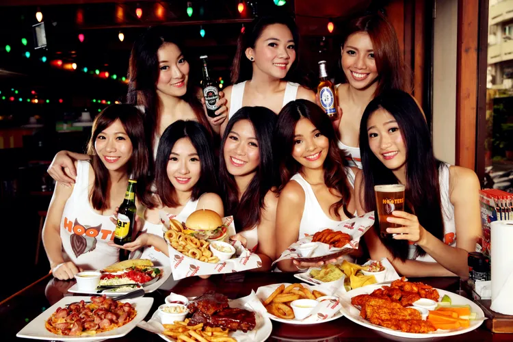 Hooters餐點全天候供應，搭配酒飲美味更加分。業者提供