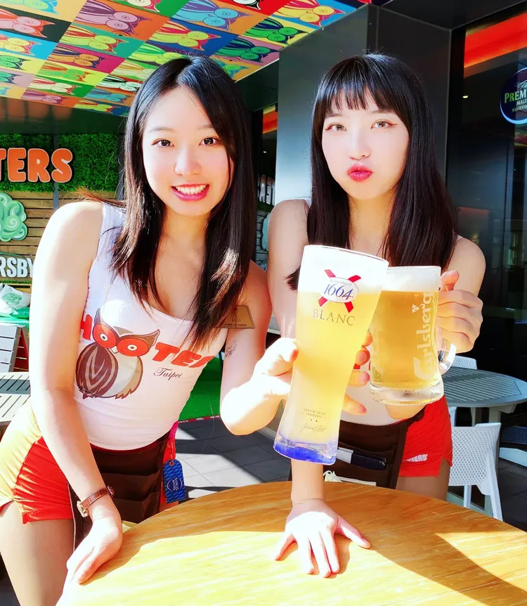 Hooters週一至週四全天不限時段提供120分鐘暢飲。業者提供