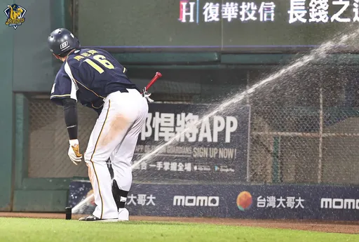 周思齊讓新莊球場變成「水上樂園」　他笑說：當作花絮