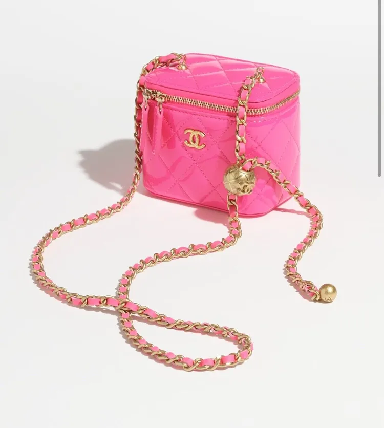 香奈兒2023早春度假系列小型化妝包，目前在二手網站上的售價也超過12萬元。翻攝eBay網站