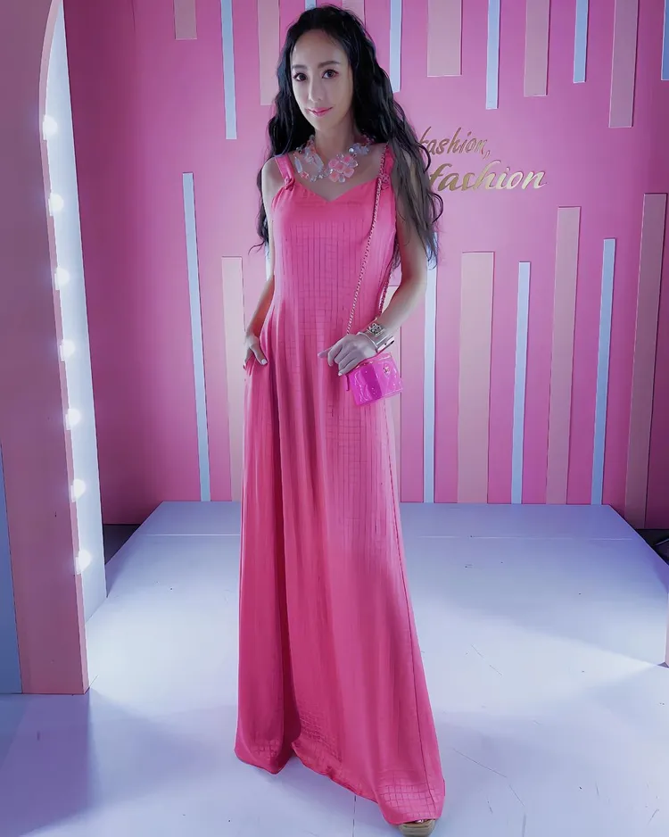 關穎透露她穿著這套香奈兒錄製節目時，王思佳就有稱讚過她的粉色洋裝漂亮。翻攝kwanterri IG