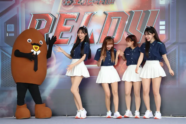 林襄（左二）、李多慧（右）中間隔著十元。鄭孟晃攝