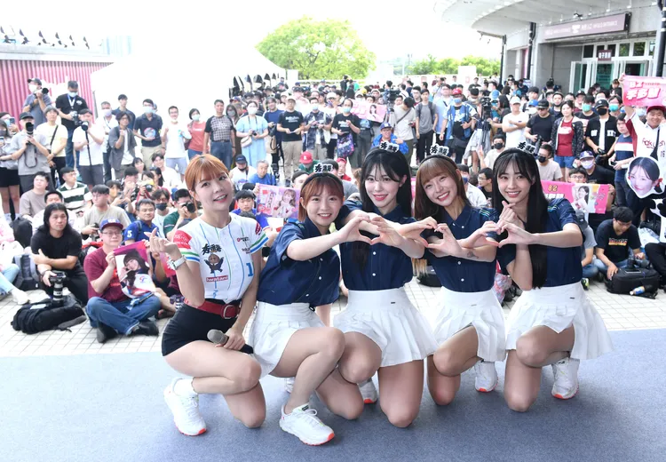 樂天女孩賽前出席贊助商活動見粉絲，林襄（右二）與李多慧合體比愛心。鄭孟晃攝