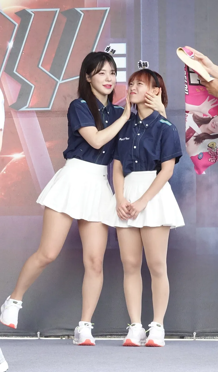 李多慧（左）捏十元臉頰，看起來感情不錯。鄭孟晃攝