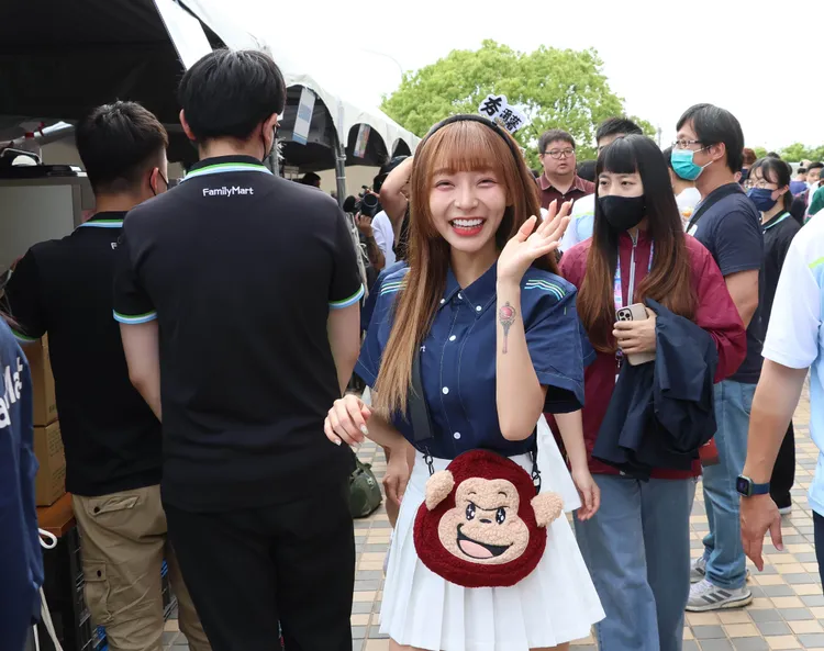 林襄揮手打招呼。鄭孟晃攝