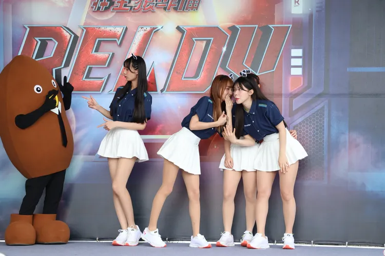 林襄（左二）賽前活動時，與李多慧交頭接耳。鄭孟晃攝