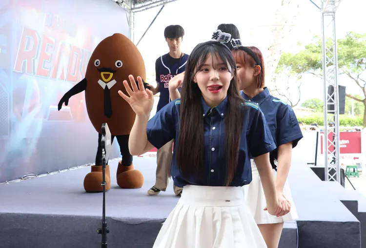 李多慧伸舌頭，模樣可愛。鄭孟晃攝