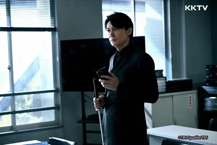 福山雅治在《Last Man -全盲搜查官-》飾演盲眼FBI搜查官。KKTV提供