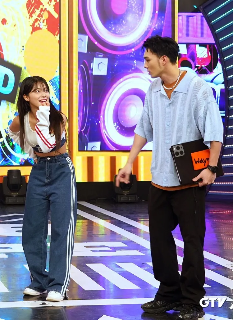 李多慧(左)跟黃偉晉談到喜歡的類型。八大提供