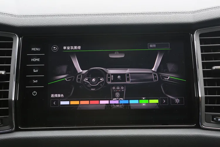 Kodiaq 2.0 TSI 4X4車型以上，車內更提供10色環艙氣氛燈調整，隨時轉換不同駕車心情。林浩昇攝