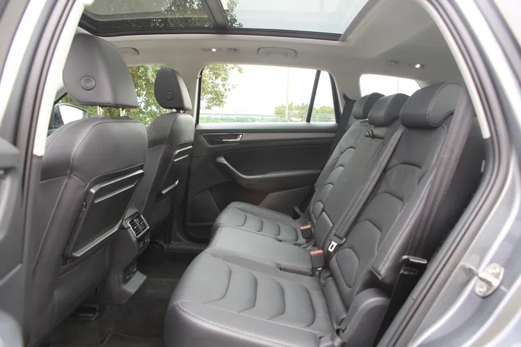 中排座椅可依需求前後滑移18公分，擁有相當寬敞的乘坐表現，另外也附有後座恆溫空調介面及出風口，兩側更可享有摺疊桌功能，全景天窗為2.0 TSI標準配備。林浩昇攝