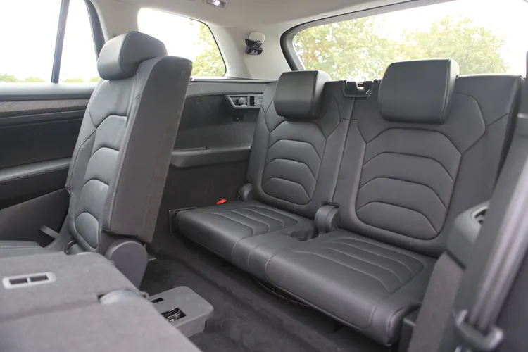 第三排即使一般身高成人使用也不至於太過委屈，尤其是頭部空間也有不錯表現。林浩昇攝