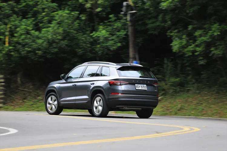 Kodiaq 2.0 TSI 4X4縱使行駛起來感覺Q彈，但原廠避震器對於連續彎道支撐性的處理也堪稱在水準之上。林浩昇攝