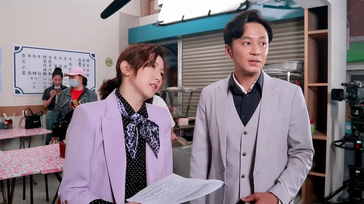 廖家儀（左）跟張書偉拍戲前還會對一次客語，讓台詞更流暢。民視提供