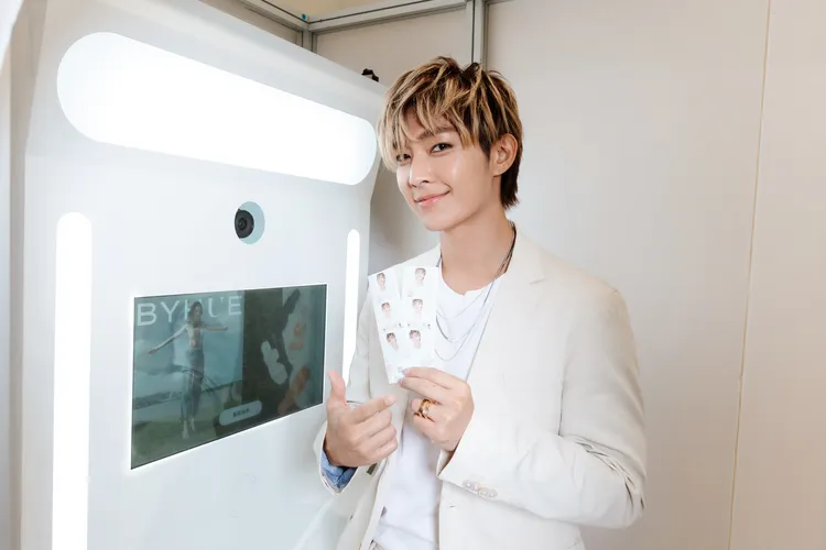 炎亞綸看到店內的韓式拍貼機，回憶起小時候到「蓋酷家族」拍拍貼，一不小心就洩露了輩分。品牌提供