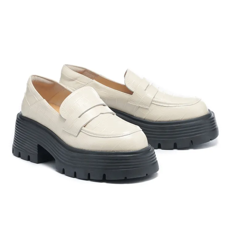 炎亞綸特別推薦的質感系復古石頭紋牛油皮軟芯樂福厚底鞋，2980元。品牌提供