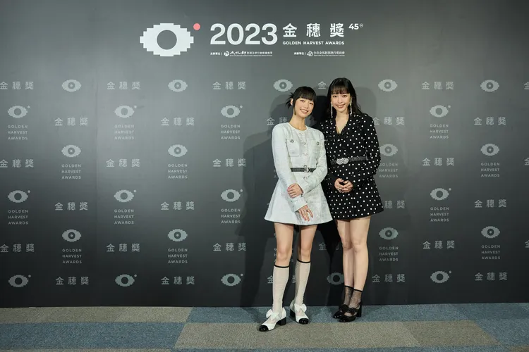 王渝屏（左）與王渝萱姊妹擔綱金穗頒獎主持。