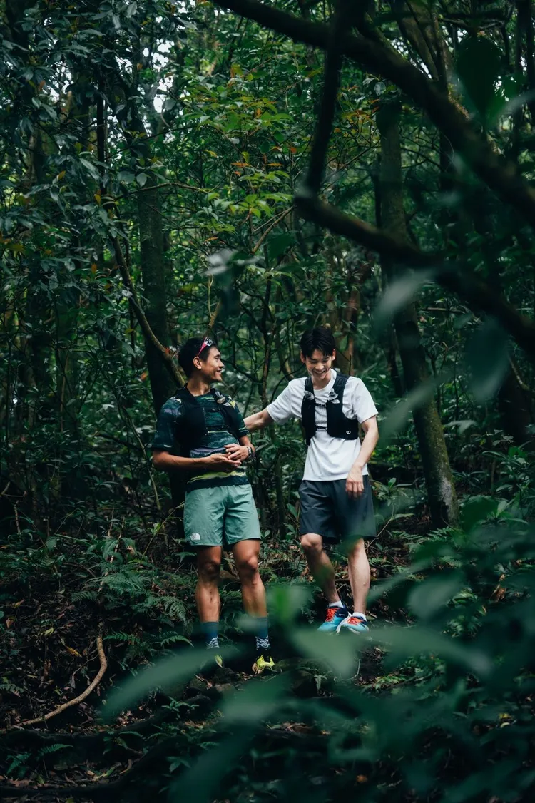 林柏宏（右）與專業越野跑運動員江晏慶陪訓下體驗越野跑技巧。品牌提供
