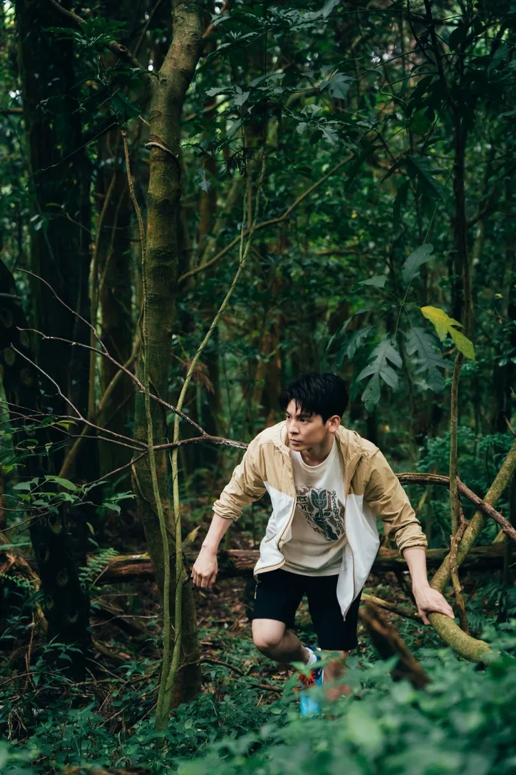 林柏宏身為越野跑素人，初次訓練即進補越野跑運動所需配備介紹，也針對上下坡技術及策略進行實戰演練。品牌提供