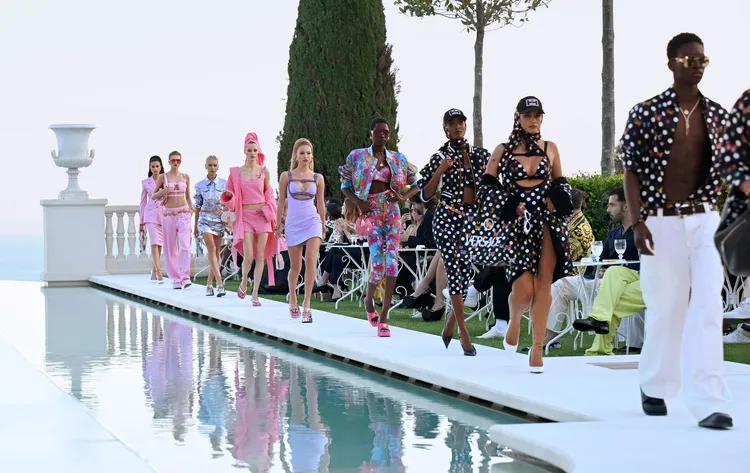 La Vacanza系列於法國坎城充滿度假氣息的海濱、陽光下作秀發表。品牌提供