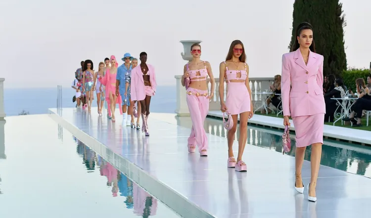 杜娃黎波與VERSACE攜手設計的La Vacanza女裝系列充滿夏日奢華度假氣息，一系列粉紅色服飾設計也洋溢粉紅芭比風情。品牌提供