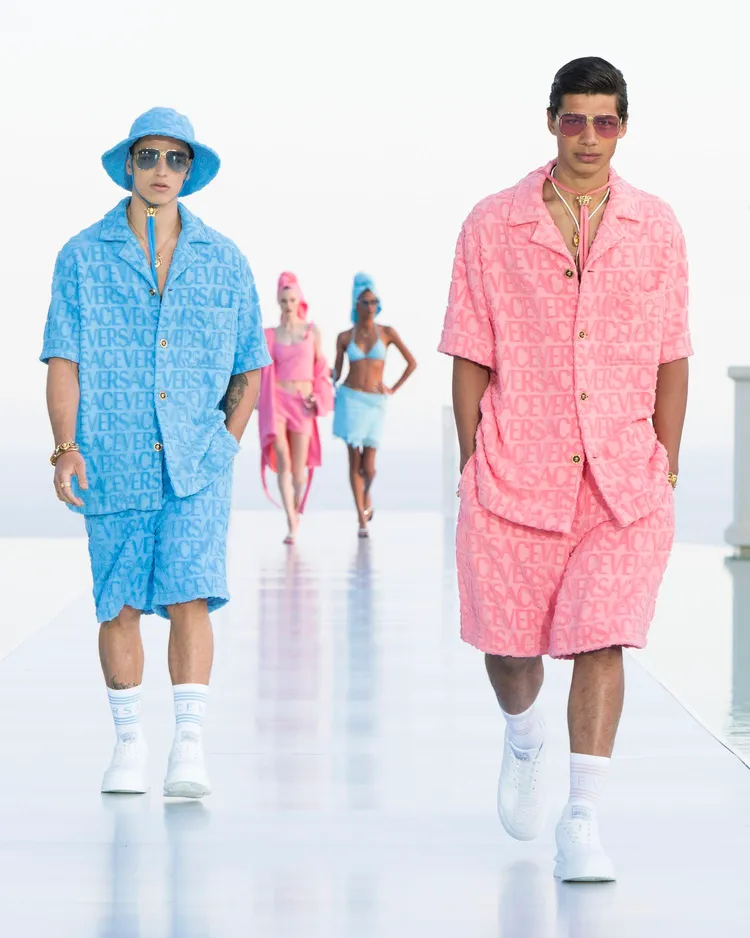 VERSACE La Vacanza夏日系列發表大秀。品牌提供
