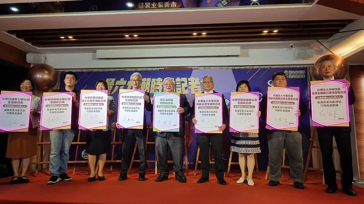 八個全國聯合會理事長共同倡議守護長輩健康。林芳如攝