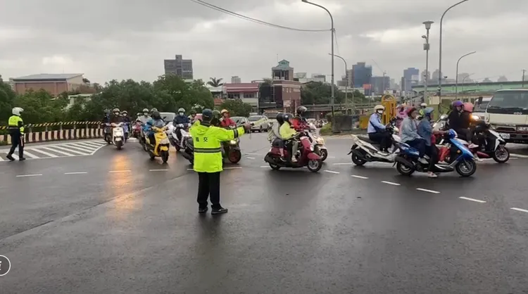 新北市越堤道於8點10分恢復通行，警力及義交共50名，第一時間引導民眾改道及交通疏導。警方提供