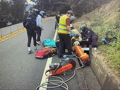 女騎士摔車卡邊溝動彈不得　疑過彎車速過快釀禍