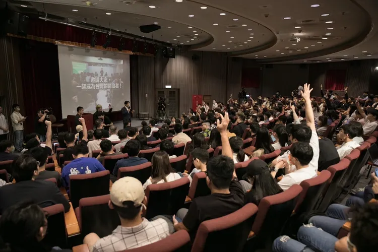 賴清德昨晚在政大進行座談。翻攝自郭雅慧臉書