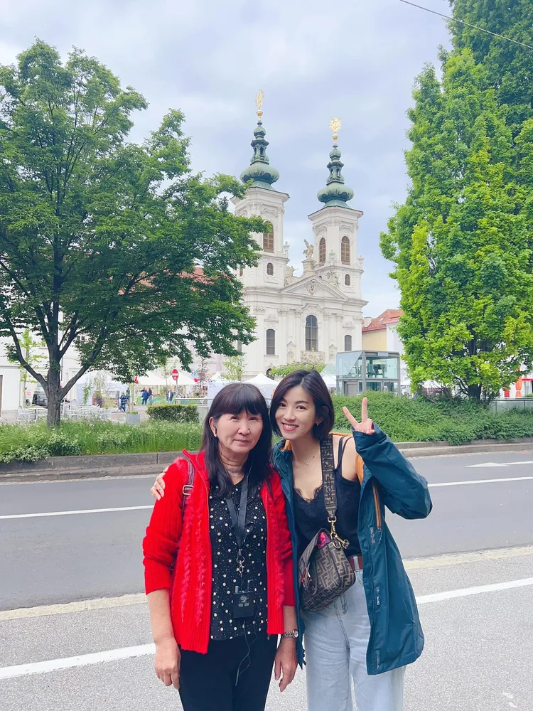 米可白帶媽媽出國玩慶祝母親節。翻攝自米可白臉書