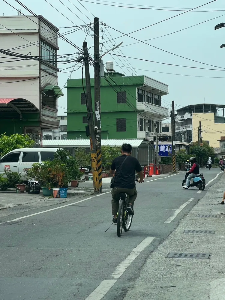 警方幫小德騎單車到派出所。讀者提供