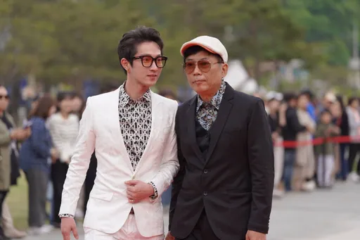 恩師首爾領獎攜新人走紅毯 與抖音億萬天后合唱