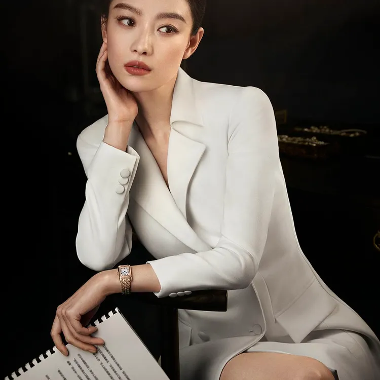 倪妮在積家新形象影片中佩戴Reverso Duetto Small翻轉系列小型玫瑰金雙面腕錶，錶款配襯由拋光金質鍊節構成的鍊帶，饒富精美矜貴氣息。品牌提供