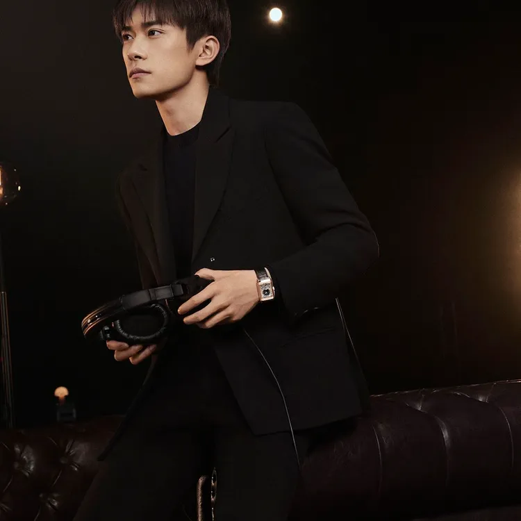 中國男星易烊千璽也以積家代言人身分參與拍攝「製錶師中的製錶大師」形象影片，佩戴Reverso Tribute Duoface Tourbillon雙面雙時區陀飛輪玫瑰金腕錶入鏡。品牌提供