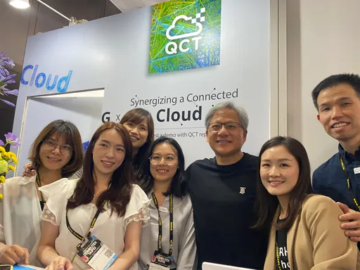 黃仁勳自帶旋風吹到QCT 脫下最愛皮衣給他穿