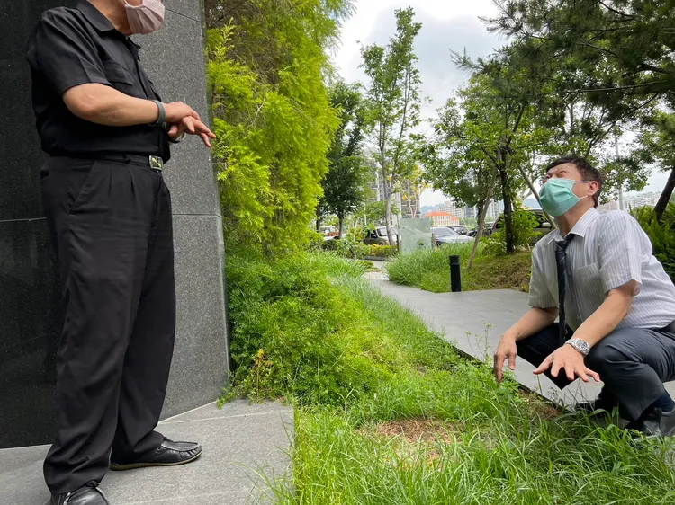 高大成詢問大樓保全當天情況。鮮明攝