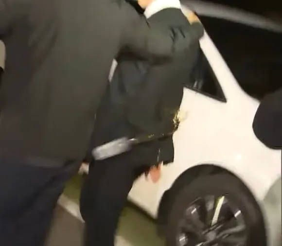 路人朝劉亞仁扔寶特瓶。翻攝SBS