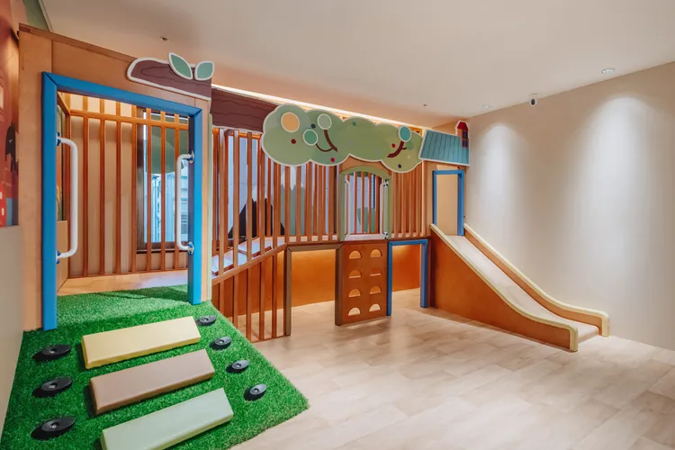 台北喜來登「手拉手樂園暢遊住宿券」每張7299元。業者提供