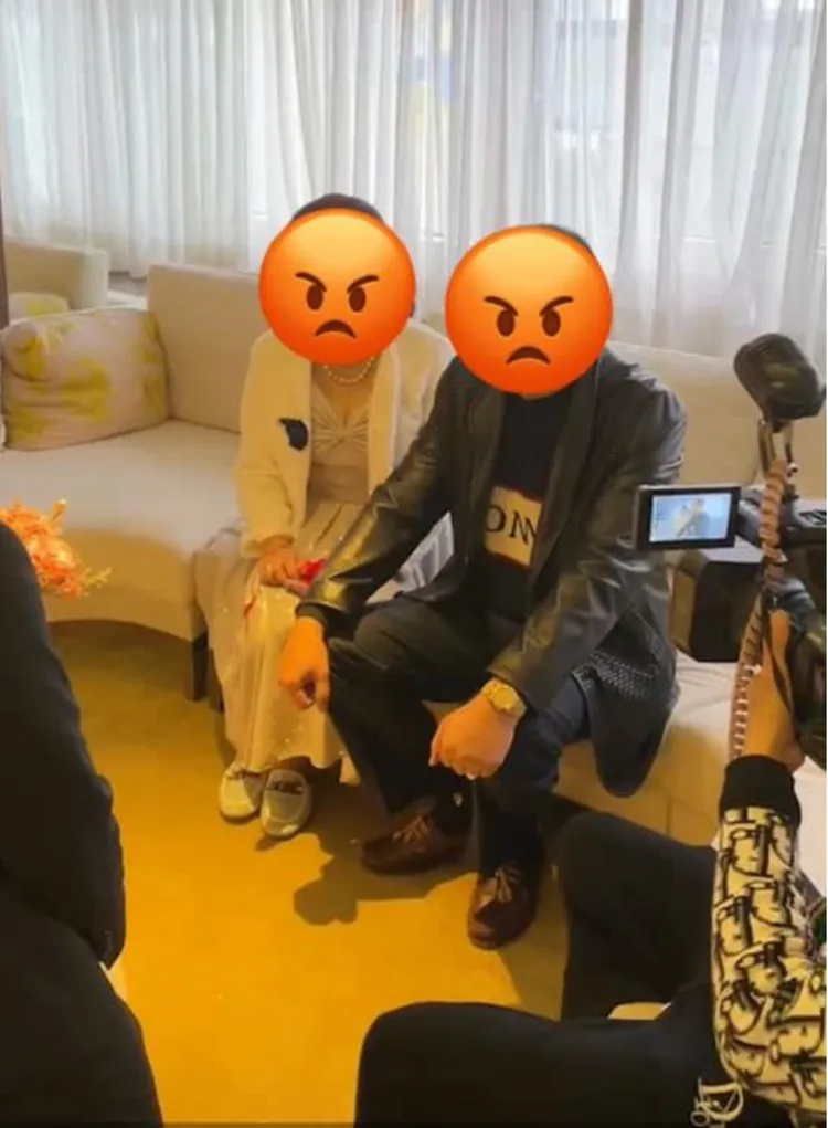 婚宴親友抱怨拍照都有黃男(右)入鏡。翻攝爆料公社