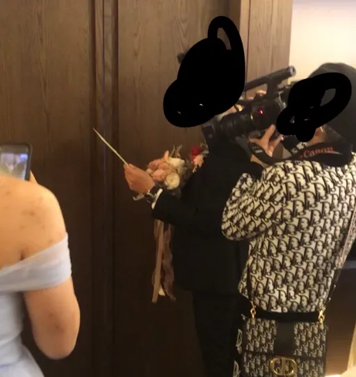 新娘崩潰！喜宴婚攝狂入鏡還吃桌菜發酒瘋　po文抱怨竟被求償15萬