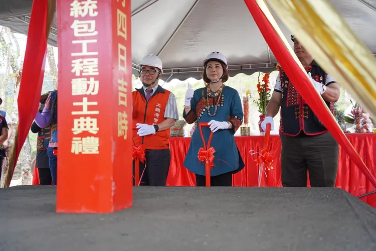 屏東縣長周春米主持「石門古戰場故事館暨旅遊資訊站」動土典禮。縣府提供