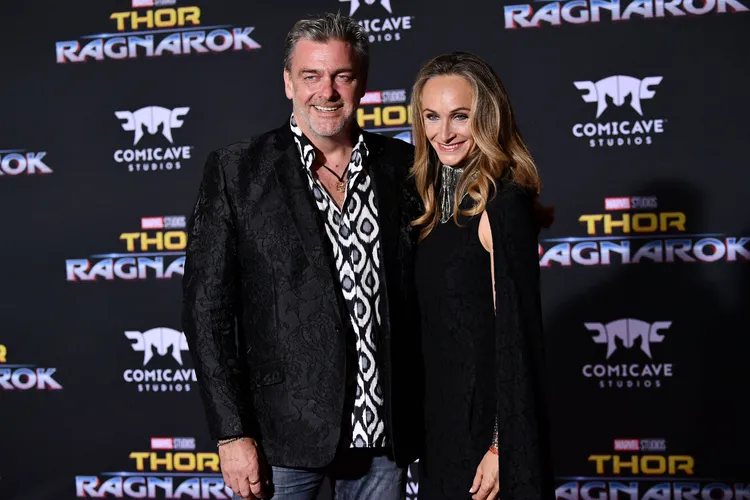 雷史蒂文森（左）6年前交往18年的女友出席《雷神索爾3：諸神黃昏》首映，2人育有3子女。達志