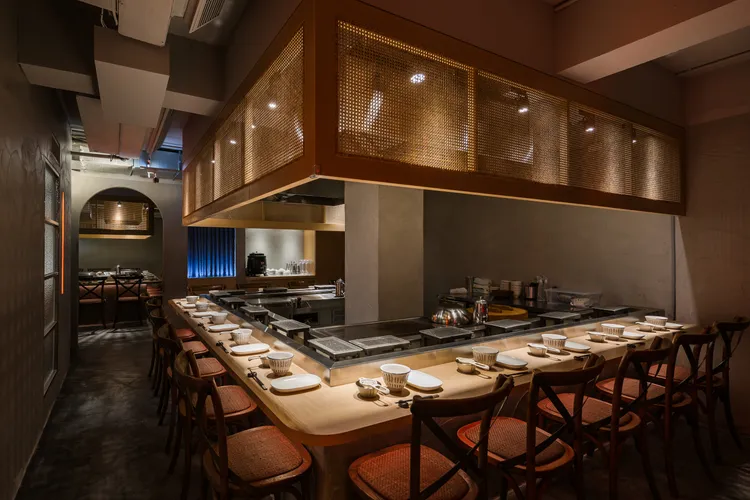 肉旨房座位數共24席，由大、小兩間以ㄇ字型吧檯為中心的餐房組成。業者提供