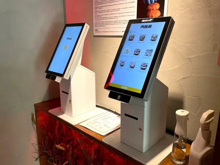 入座前須先在觸控式螢幕點好餐點，再由工作人員帶位。曾仲葳攝