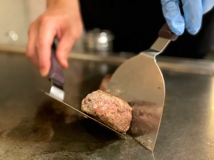 師傅先將肉品在300度的高溫鐵板上煎至兩面焦黃5-7分熟，再送至客人的專屬烤網前。曾仲葳攝