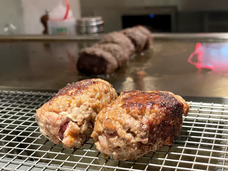 客人可在炭槽上依自己喜歡的熟度加工，除了讓漢堡排更添炭香，也多了互動趣味。曾仲葳攝